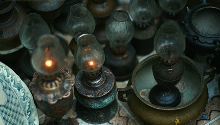 Do tình trạng thiếu điện mà cho đến đầu thập niên 1990, những chiếc đèn dầu vẫn giữ một vị trí quan trọng trong đời sống của người dân Hà Nội.